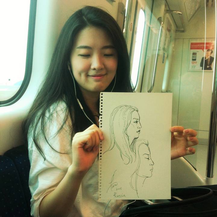 Девушка в метро. Сеул